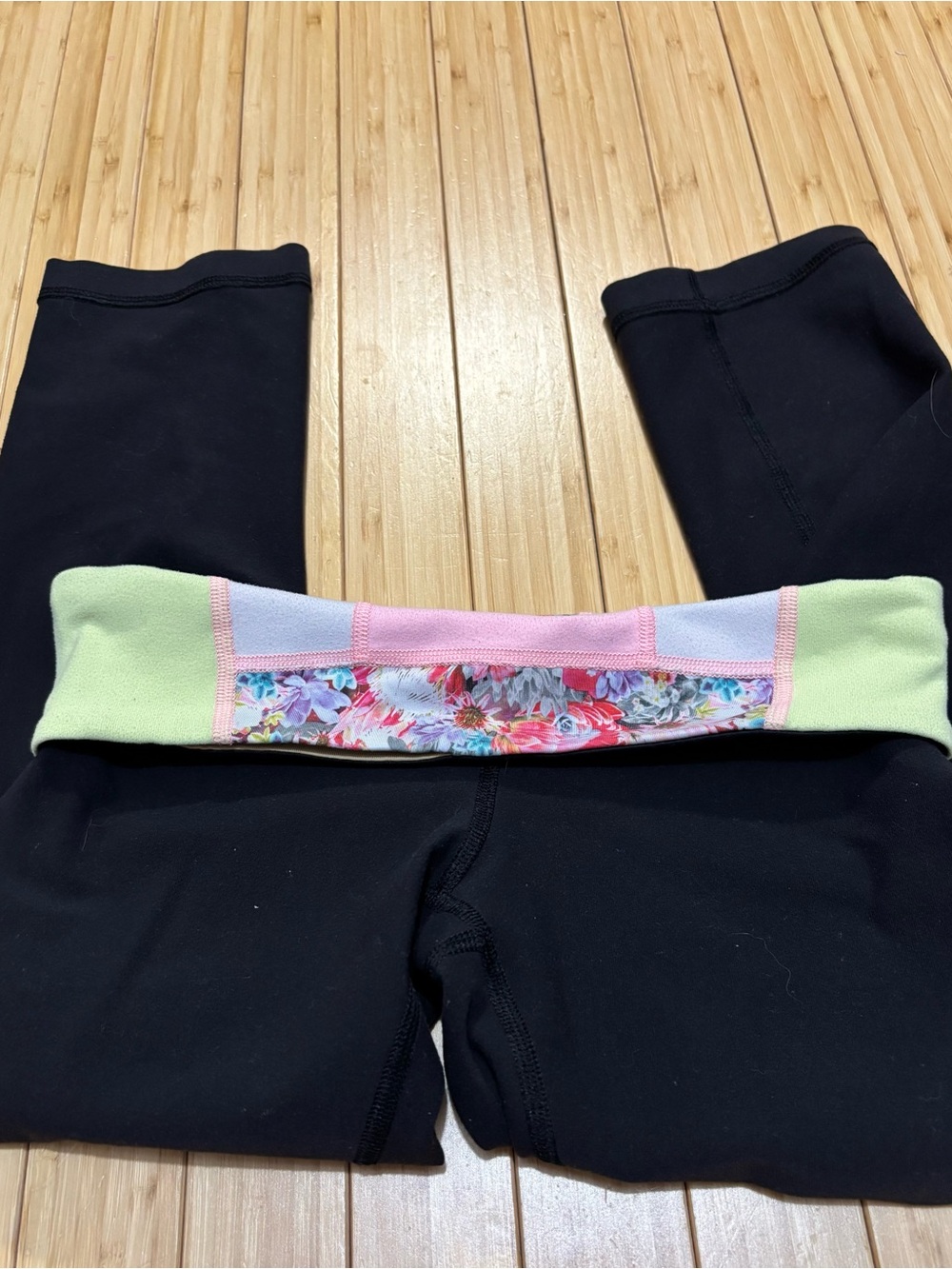 Lululemon Reversible Wunder Under Crop leggings. Size 4. - Picture 3 of 13